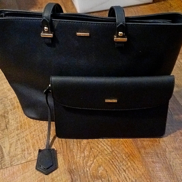 loveVook Handbags - LoveVook 2 PC Tote bag and wristlet set 🖤🖤